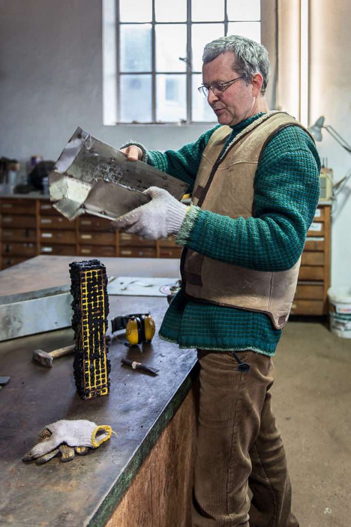 Michael Zwingmann im Atelier beim Öffnen des Gussasphalt Kunstwerkes.