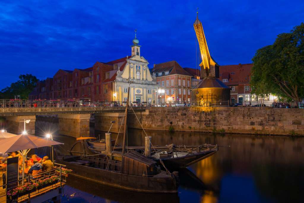 Hanseatische Holzboote und Kran im historischen Hafen
